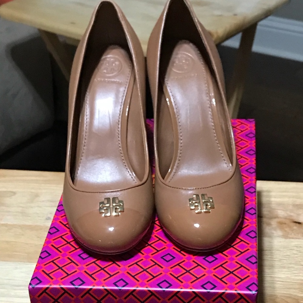 NIB Royal Tan Tory Burch Jolie Wedges - Size 7.5